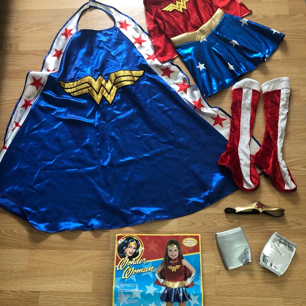 “Wonder Woman” family costumes in great condition